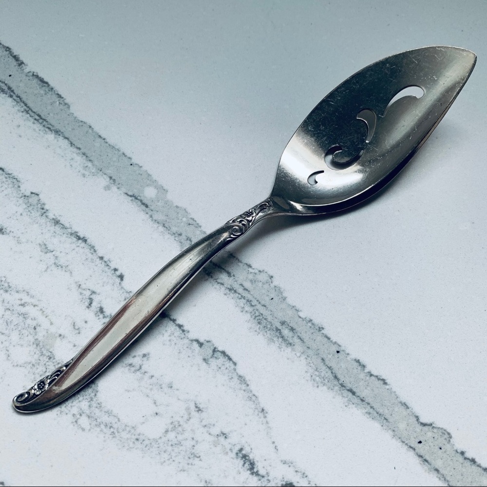 1847 Rogers Bros Leilani Solid Pierced Pie Server